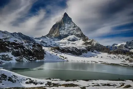 Rijden door de prachtige landschappen van Zwitserland: het belang van de tolvignet.